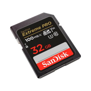 Sandisk-Extreme-Pro-32GB-100MBs-2 Sandisk SDXC 32GB Extreme Pro 100MB/s -muistikortti, UHS-I, Class 10, U3 ja V30-merkinnät, näkyy valkoista taustaa vasten.