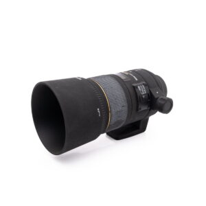 Sigma 150mm f-2.8 macro NikonF-1 Nikon AF-S Nikkor 50mm f/1.8 G (Kunto K4.5) - Käytetty objektiivi vastavalosuojalla, jossa on säätörenkaat ja kytkimet ja joka on esitetty valkoisella taustalla.