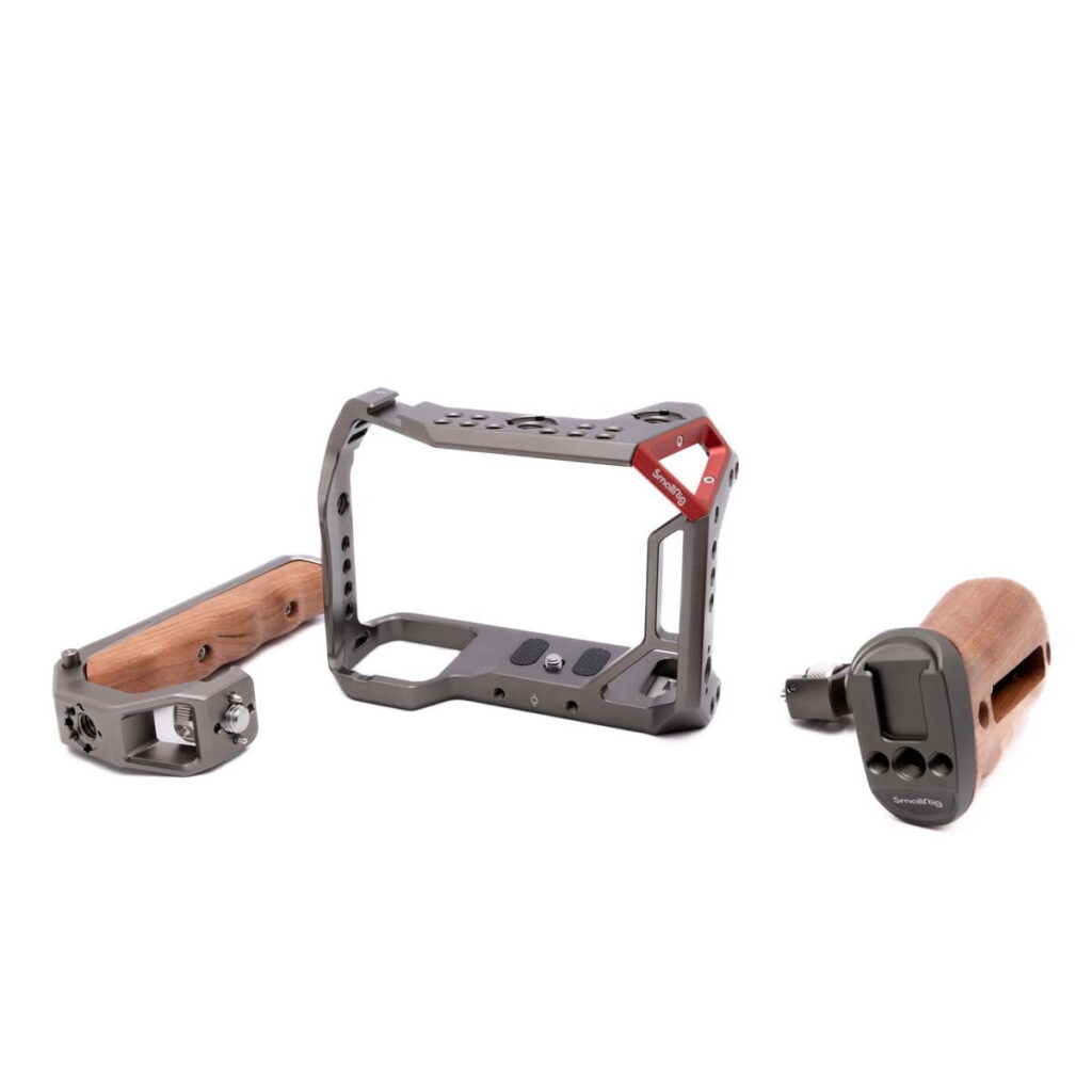 Smallrig-Sone-A7III-cage-1 SmallRig SA0007 Cage Kit for Sony A7 III - Käytetty, jossa on punaisella korostuksella varustettu metallihäkki ja kaksi irrotettavaa puukahvaa vasemmalle ja oikealle kädelle, kuvassa valkoisella pohjalla.