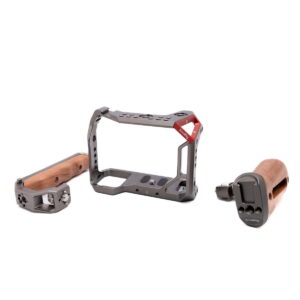 Smallrig-Sone-A7III-cage-1 SmallRig SA0007 Cage Kit for Sony A7 III - Käytetty, jossa on punaisella korostuksella varustettu metallihäkki ja kaksi irrotettavaa puukahvaa vasemmalle ja oikealle kädelle, kuvassa valkoisella pohjalla.