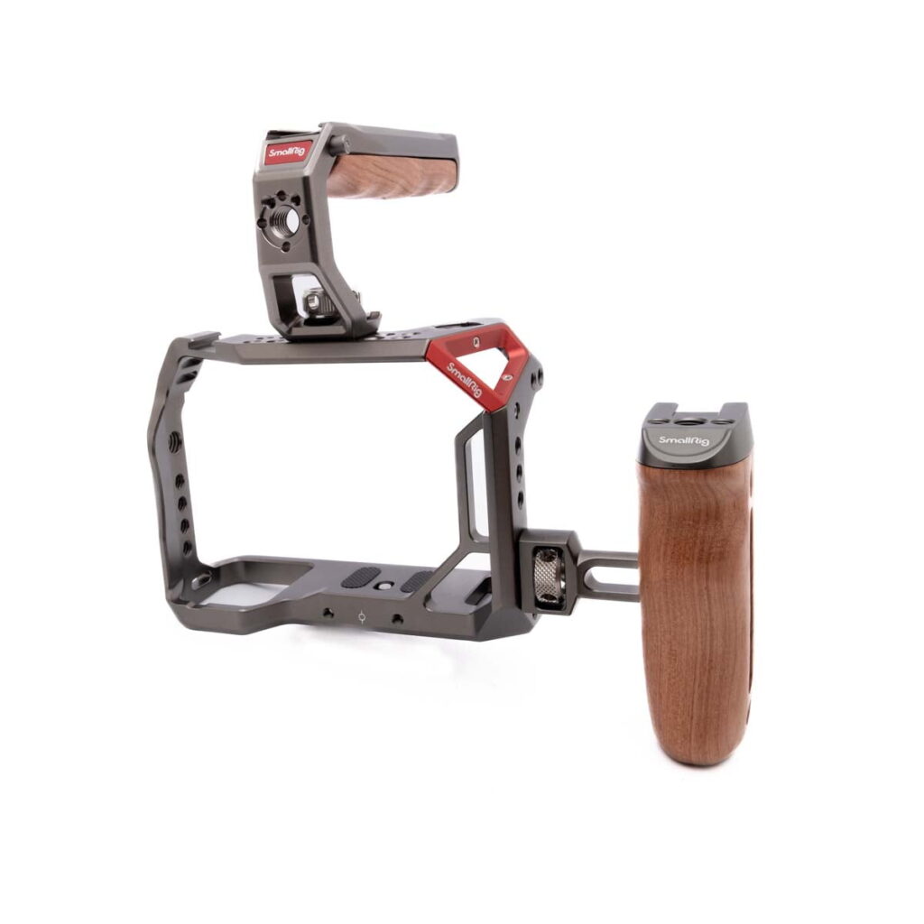 Smallrig-Sone-A7III-cage-2 SmallRig SA0007 Cage Kit for Sony A7 III - Käytetty, jossa on metallirakenne ja puiset sivu- ja yläkahvat kameran kiinnittämistä ja vakauttamista varten, näkyy valkoista taustaa vasten.