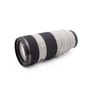 Sony 70-200mm f4-2 Käytetty RodeCaster Pro (Kunto K5, Takuu 6kk) -äänimikseri lepää valkoisella pinnalla, jossa on säätönupit, painikkeet, selkeät merkinnät ja joukko tulovaihtoehtoja.