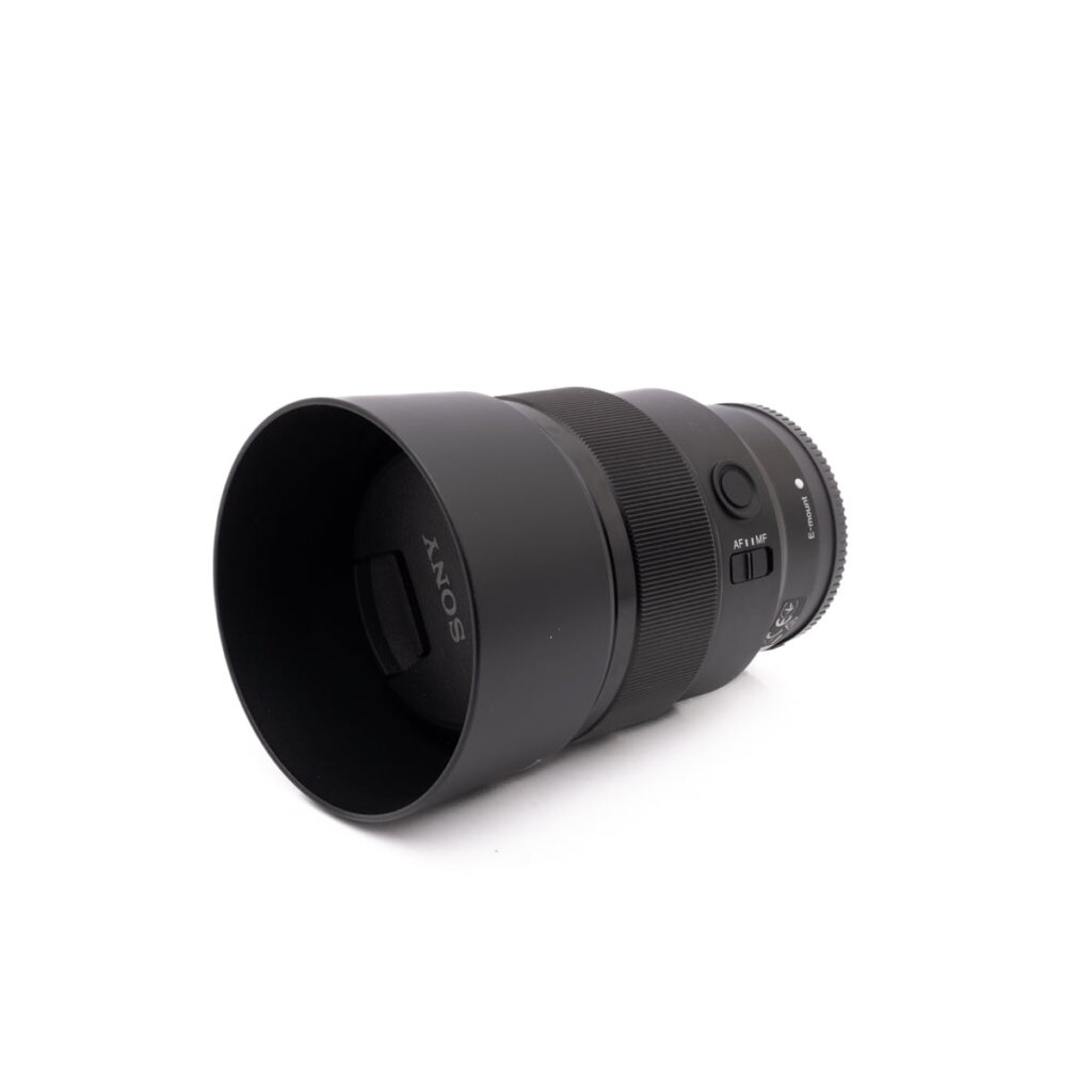 Sony 85mm f1.8-1 Käytetty RodeCaster Pro (Kunto K5, Takuu 6kk) näkyy vinossa valkoisella pohjalla. Laite on musta, ja sen pinnalla on näkyvissä ohjauspainikkeita ja säätimiä.