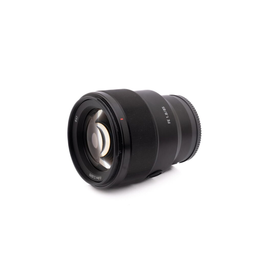 Sony 85mm f1.8-2 Käytetty RodeCaster Pro (Kunto K5, Takuu 6kk) on näytetty vinossa valkoista taustaa vasten, ja siinä näkyy sekä laitteen etu- että sivupuoli.