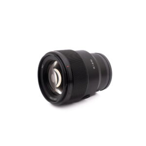Sony 85mm f1.8-2 Käytetty RodeCaster Pro (Kunto K5, Takuu 6kk) on näytetty vinossa valkoista taustaa vasten, ja siinä näkyy sekä laitteen etu- että sivupuoli.