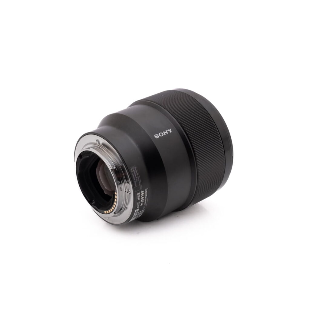 Sony 85mm f1.8-3 Käytetty RodeCaster Pro (Kunto K5, Takuu 6kk) -äänimikseri on kuvassa kyljellään valkoista taustaa vasten, ja sen ohjauspaneeli ja tuloliitännät näkyvät selvästi etualalla.