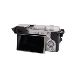 Sony-A6000-3 Hopeinen Sony a6000 (SC 470, K4.5) - Käytetty näytetään takaa, jolloin sen LCD-näyttö, ohjauspainikkeet, etsin ja musta kahva oikealla puolella paljastuvat.