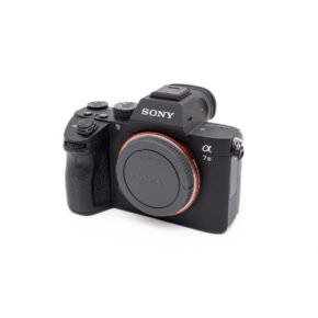 Sony-A7III-121-1 Musta Sony A7 III - Käytetty peilitön kamera, jossa on rungon suojus, hieman vinossa valkoista taustaa vasten.