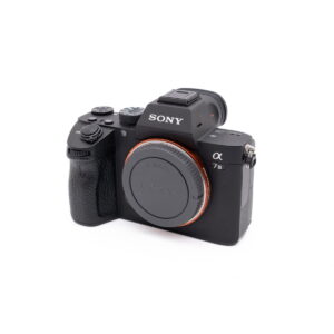 Sony-A7III-121-1 Musta Sony A7 III - Käytetty peilitön kamera, jossa on rungon suojus, hieman vinossa valkoista taustaa vasten.