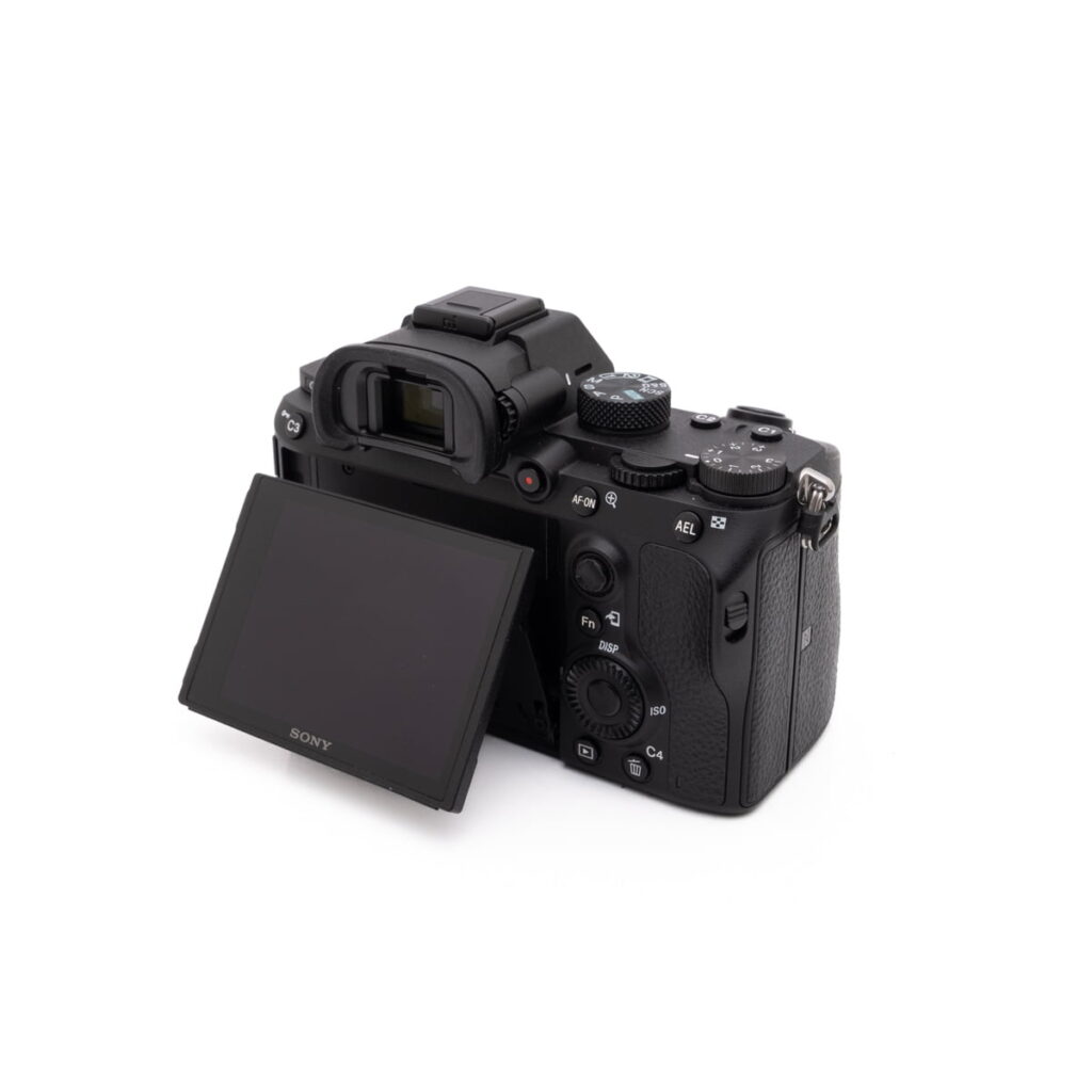 Sony-A7III-274-3 Sony A7 III (SC 2800, Kunto K5) - Käytetty on esitetty takaa, ja siinä näkyvät kameran ohjauspainikkeet ja ulos käännettävä LCD-näyttö, joka on kallistettu poispäin kameran rungosta.