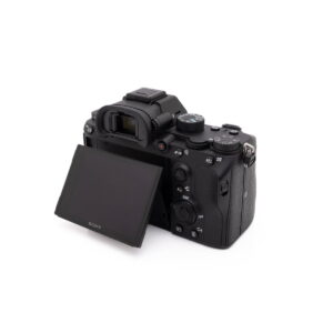 Sony-A7III-274-3 Sony A7 III (SC 2800, Kunto K5) - Käytetty on esitetty takaa, ja siinä näkyvät kameran ohjauspainikkeet ja ulos käännettävä LCD-näyttö, joka on kallistettu poispäin kameran rungosta.
