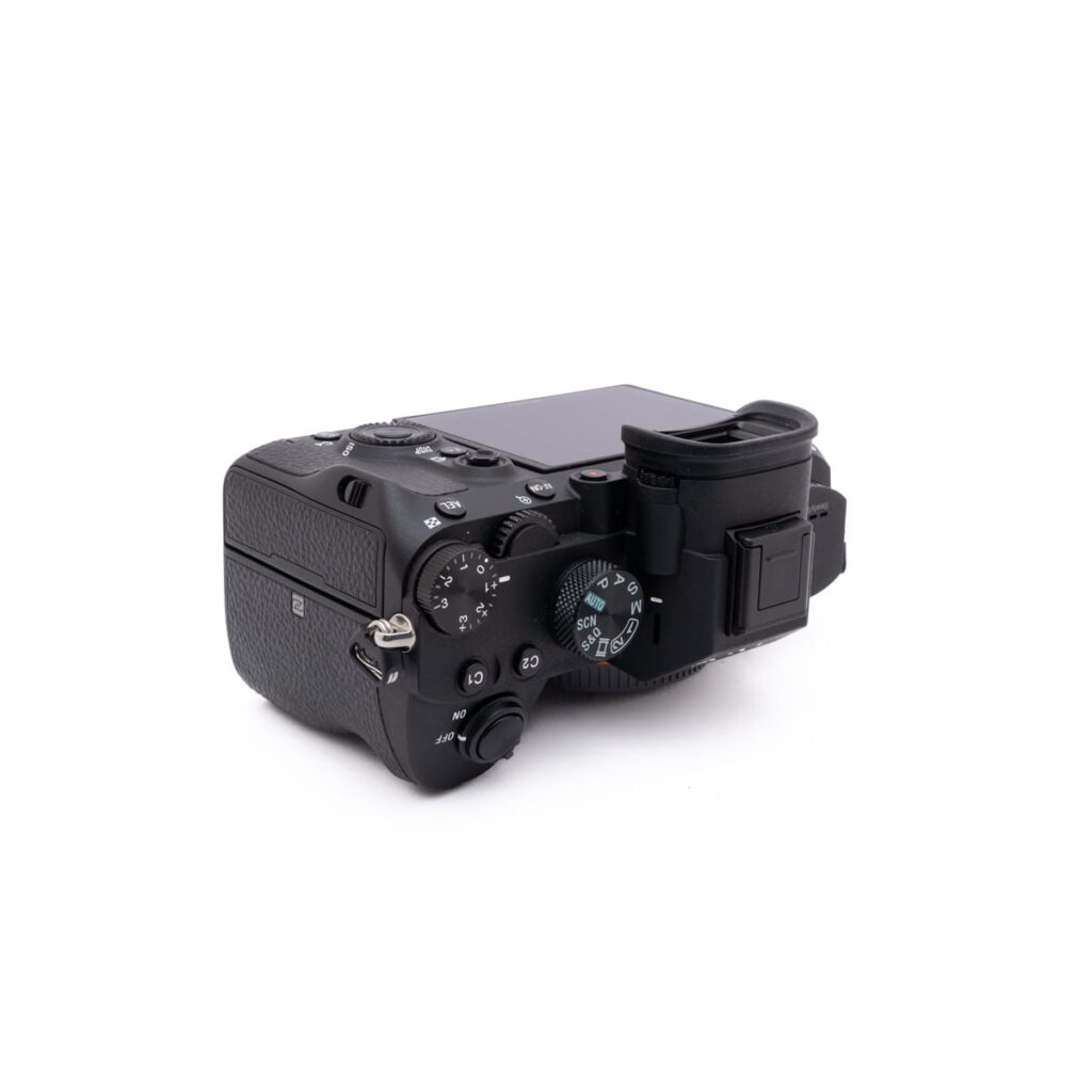 Sony-A7III-274-4 Sony A7 III (SC 2800, Kunto K5) - Käytetty on esitetty valkoisella pohjalla ylhäältä ja takaa kuvakulmasta, ja siinä korostuvat sen säätimet, painikkeet ja elektroninen etsin.