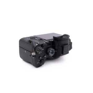 Sony-A7III-274-4 Sony A7 III (SC 2800, Kunto K5) - Käytetty on esitetty valkoisella pohjalla ylhäältä ja takaa kuvakulmasta, ja siinä korostuvat sen säätimet, painikkeet ja elektroninen etsin.
