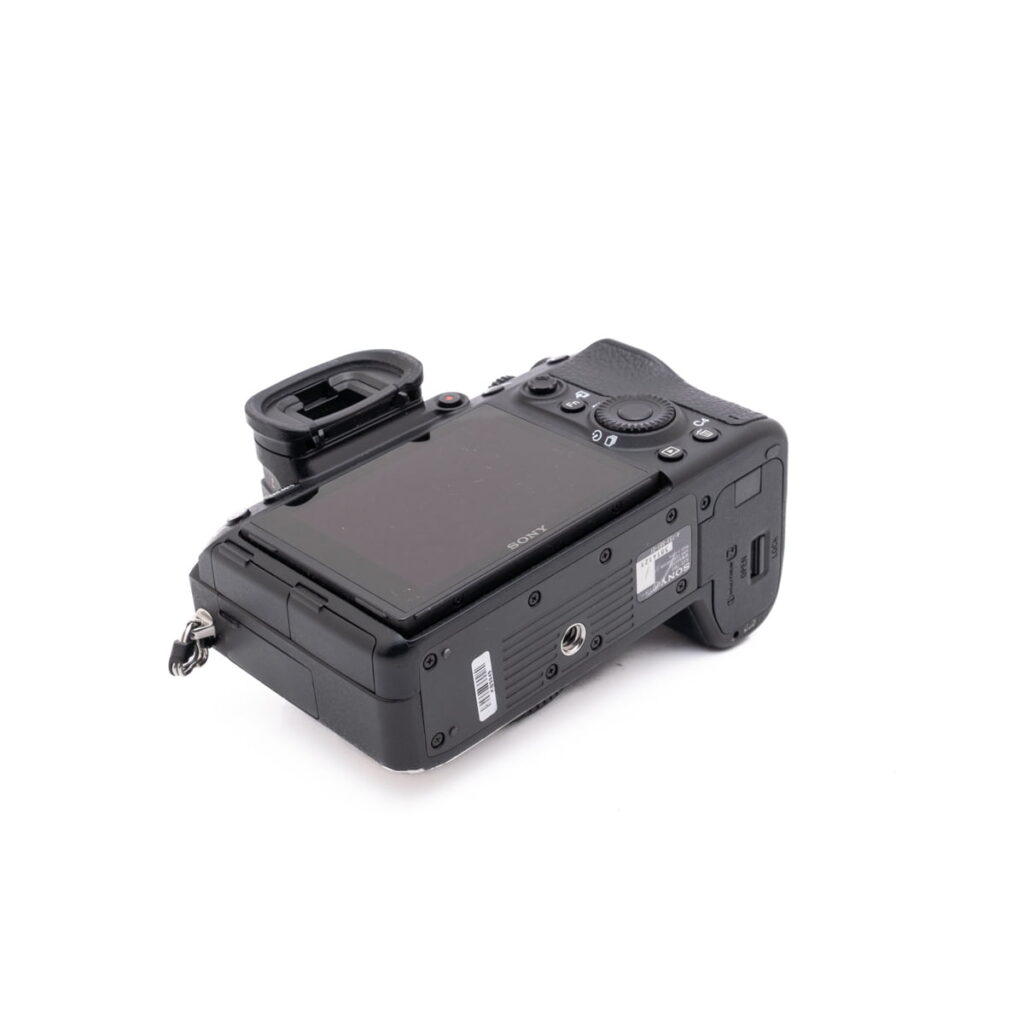 Sony-A7III-274-5 Sony A7 III - Käytetty on kuvattu takaa ja hieman sivulta valkoisella taustalla, jolloin sen näyttö, säätimet ja etsin korostuvat.