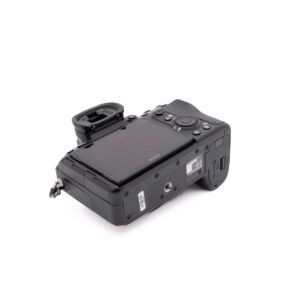 Sony-A7III-274-5 Sony A7 III - Käytetty on kuvattu takaa ja hieman sivulta valkoisella taustalla, jolloin sen näyttö, säätimet ja etsin korostuvat.