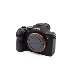 Sony A7RIII-1 Fujinon XF 50-140mm f/2.8 OIS WR -objektiivi (käytetty), kuvassa hieman oikealle suunnattuna, objektiivin suojus kiinni, valkoista taustaa vasten.