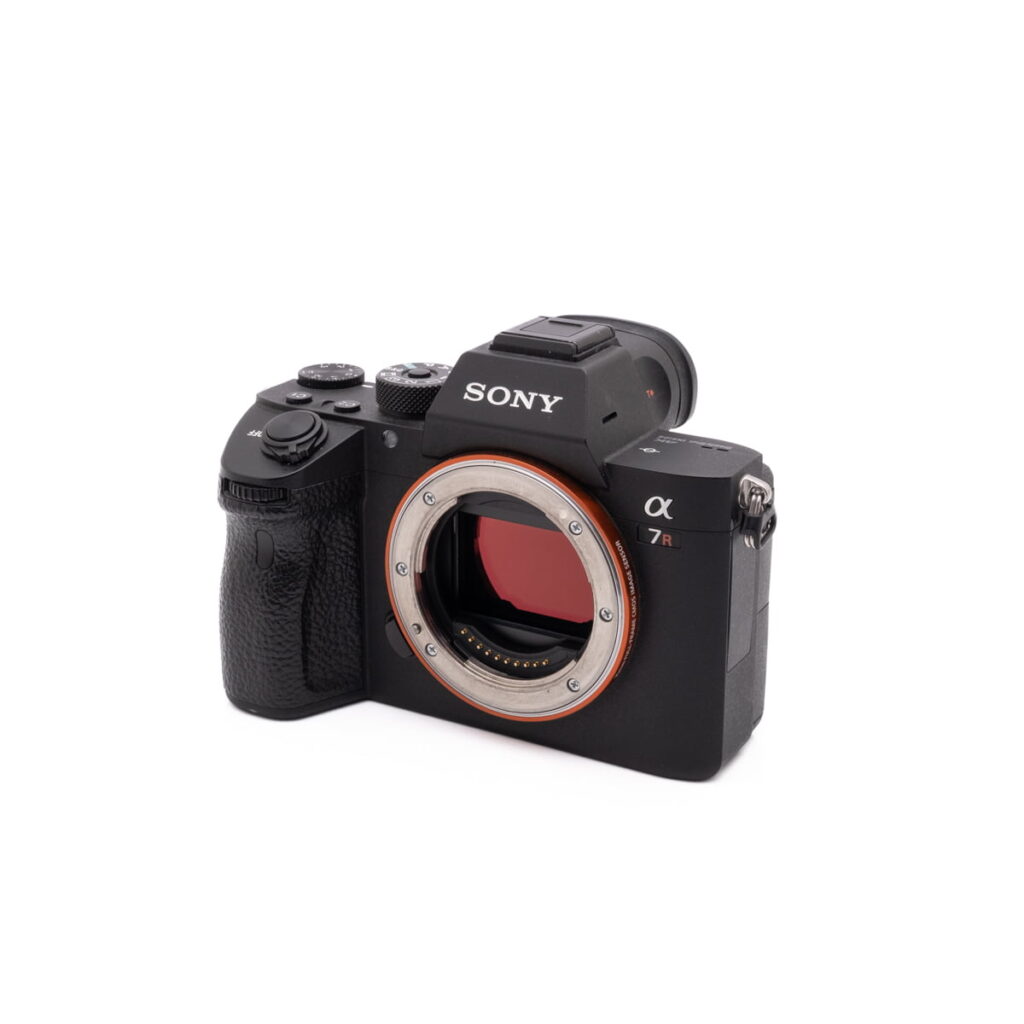 Sony A7RIII-2 Fujinon XF 50-140mm f/2.8 OIS WR -objektiivi (käytetty) on esitetty ilman kameraa, ja sen kiinnitys ja etulasielementti näkyvät valkoisella taustalla.
