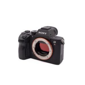 Sony A7RIII-2 Fujinon XF 50-140mm f/2.8 OIS WR -objektiivi (käytetty) on esitetty ilman kameraa, ja sen kiinnitys ja etulasielementti näkyvät valkoisella taustalla.