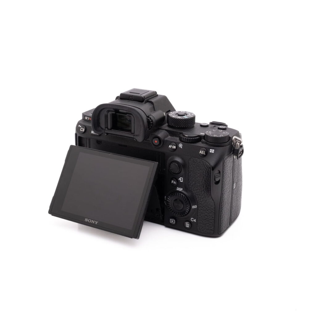 Sony A7RIII-3 Fujinon XF 50-140mm f/2.8 OIS WR - Käytetty -objektiivi näkyy takaa valkoisella taustalla, ja siinä näkyy erilaisia painikkeita ja säätimiä.