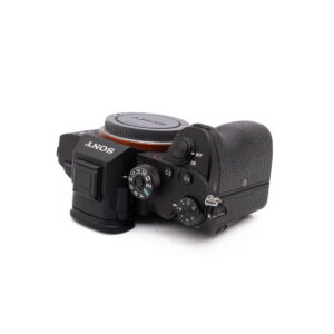 Sony A7RIII-4 Fujinon XF 50-140mm f/2.8 OIS WR - Käytetty -objektiivi on kuvattu ylhäältä päin, jolloin zoomausrengas, säätömerkinnät ja kiinnityspää korostuvat ilman kameraa.
