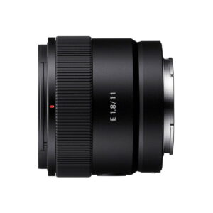 Sony-E-11mm-f1.8-4 Sony E 11mm f/1.8 -objektiivi näkyy valkoista taustaa vasten, ja siinä on musta viimeistely, E 1.8/11 -merkintä sivussa, kuvioitu tarkennusrengas ja hopeinen kiinnike oikealla.