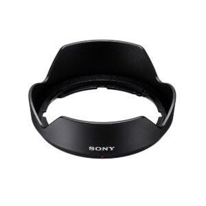 Sony-E-11mm-f1.8-5 Sony E 11mm f/1.8 -objektiivin musta vastavalosuoja näkyy valkoisella pohjalla, ja siinä on terälehden muotoinen kuvio, valkoisella painettu "SONY" etupuolella ja pieni punainen piste logon alapuolella.