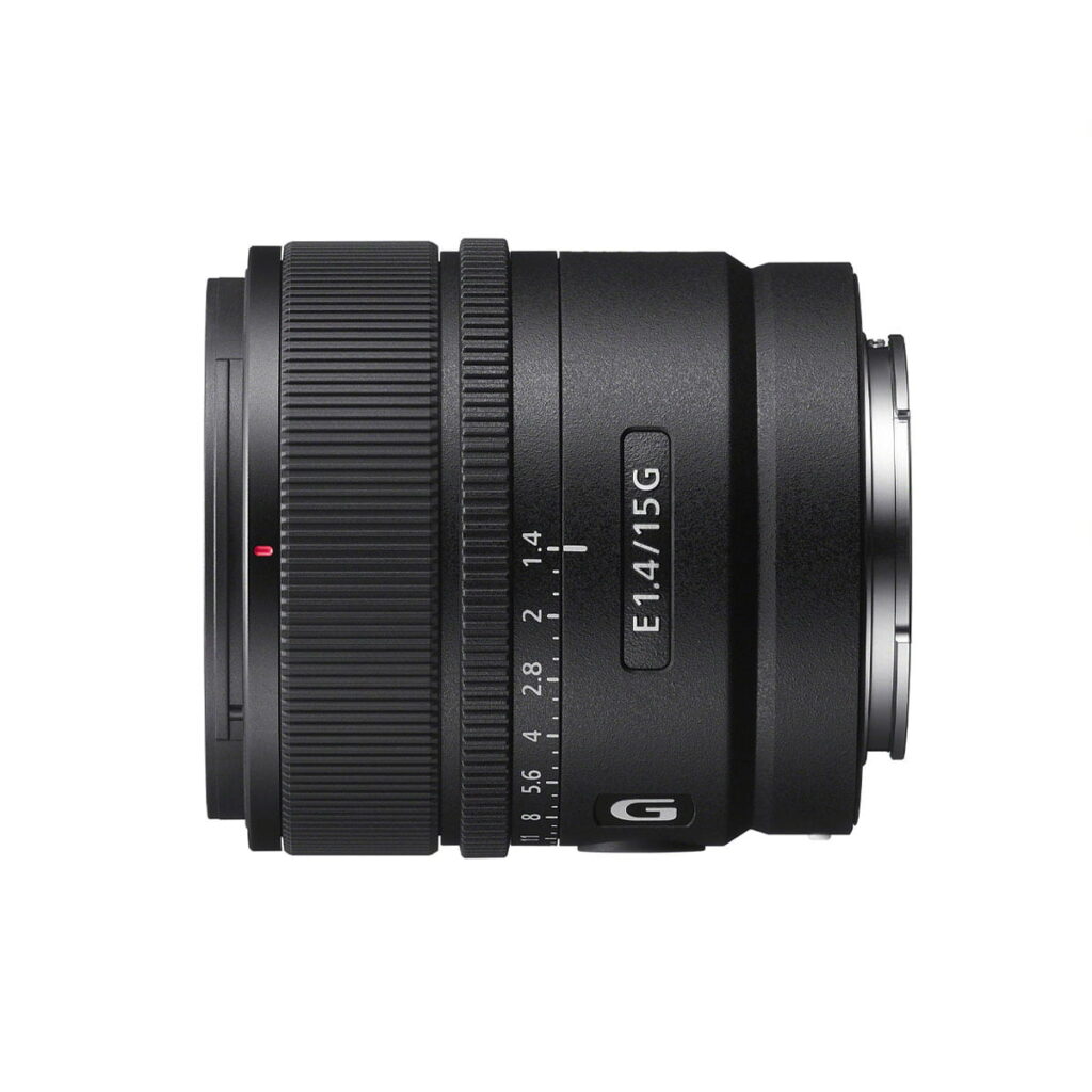 Sony E 15mm f/1.4 G -objektiivi näkyy sivulta valkoisella taustalla, ja siinä on näkyvät tarkennus- ja aukkorenkaat sekä selkeä mallimerkintä piipussa.