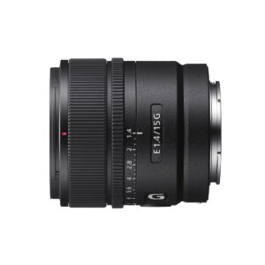 Sony E 15mm f/1.4 G -objektiivi näkyy sivulta valkoisella taustalla, ja siinä on näkyvät tarkennus- ja aukkorenkaat sekä selkeä mallimerkintä piipussa.