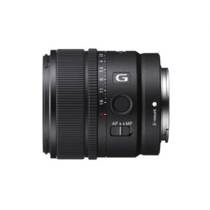 Sony E 15mm f/1.4 G -objektiivi, musta kameraobjektiivi, jonka sivulla on säätörenkaat, A- ja G-merkinnät sekä AF/MF-kytkimet, näkyy valkoisella pohjalla.