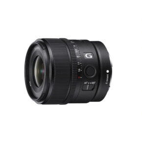Sony-E-15mm-f1.4 Musta Sony E 15mm f/1.4 G -objektiivi, jossa on tarkennustilan kytkin ja aukkorengas, kuvattuna valkoista taustaa vasten.