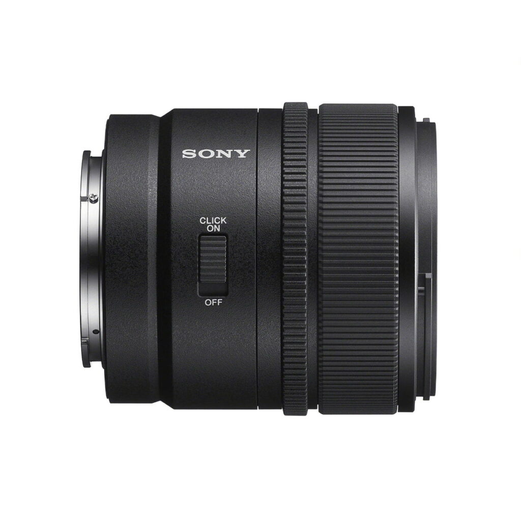 Musta Sony E 15mm f/1.4 G -objektiivi näkyy sivulta, ja siinä on SONY-logo, CLICK ON/OFF -kytkin sekä kuvioidut tarkennus- ja ohjausrenkaat.