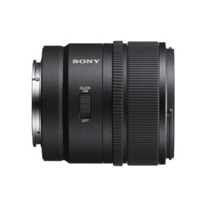 Musta Sony E 15mm f/1.4 G -objektiivi näkyy sivulta, ja siinä on SONY-logo, CLICK ON/OFF -kytkin sekä kuvioidut tarkennus- ja ohjausrenkaat.
