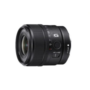 Musta Sony E 15mm f/1.4 G -objektiivi, jossa on tarkennustilan kytkin ja aukkorengas, kuvattuna valkoista taustaa vasten.