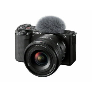 Sony-E-PZ-10-20mm-f4-G-1 Sony E PZ 10-20mm f/4 G -objektiivi, joka on kiinnitetty mustaan digitaalikameraan, jonka päällä on pörröinen harmaa mikrofonisuojus, valkoista taustaa vasten.
