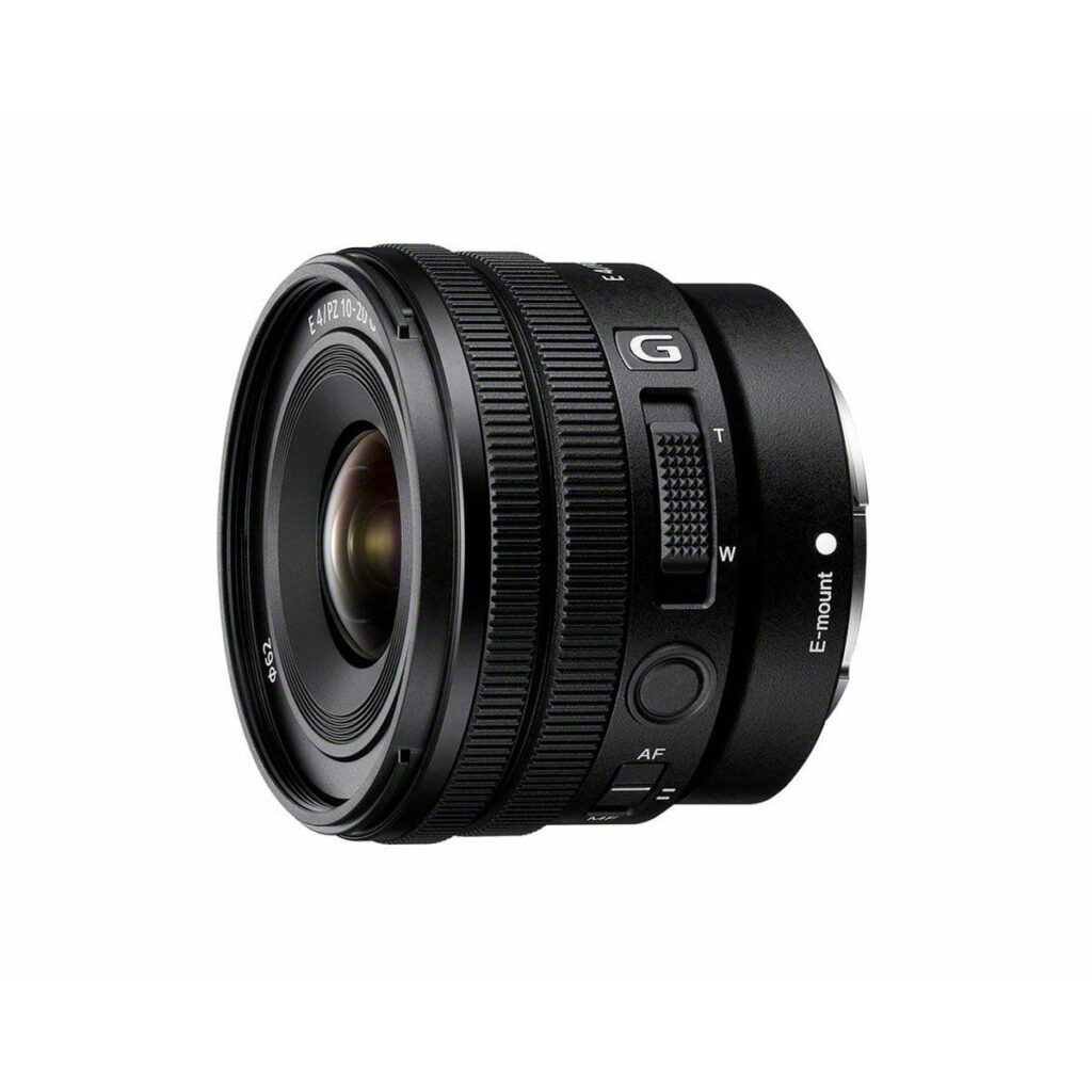 Sony-E-PZ-10-20mm-f4-G Musta Sony E PZ 10-20mm f/4 G -objektiivi, jossa on zoomaus- ja tarkennusrenkaat ja jossa on merkinnät G ja E-mount, näkyy valkoista taustaa vasten. Objektiivissa on erilaisia säätimiä ja merkintöjä.