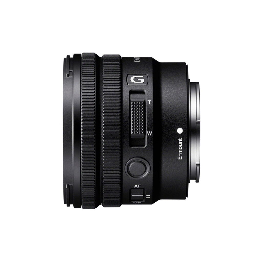 Sony-E-PZ-10-20mm-f4-G-2 Sony E PZ 10-20mm f/4 G -objektiivi, musta G-sarjan kameran objektiivi, on kuvattu valkoisella taustalla, ja siinä näkyy sen sivuprofiili, jossa on zoomaus- ja tarkennusrenkaat, zoomausvipu, AF/MF-kytkin ja E-mount-merkintä.