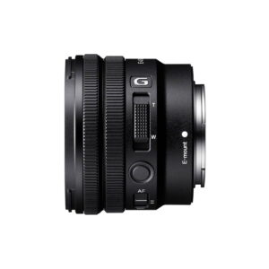Sony-E-PZ-10-20mm-f4-G-2 Sony E PZ 10-20mm f/4 G -objektiivi, musta G-sarjan kameran objektiivi, on kuvattu valkoisella taustalla, ja siinä näkyy sen sivuprofiili, jossa on zoomaus- ja tarkennusrenkaat, zoomausvipu, AF/MF-kytkin ja E-mount-merkintä.
