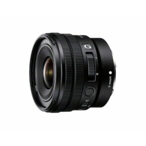 Sony-E-PZ-10-20mm-f4-G Musta Sony E PZ 10-20mm f/4 G -objektiivi, jossa on zoomaus- ja tarkennusrenkaat ja jossa on merkinnät G ja E-mount, näkyy valkoista taustaa vasten. Objektiivissa on erilaisia säätimiä ja merkintöjä.