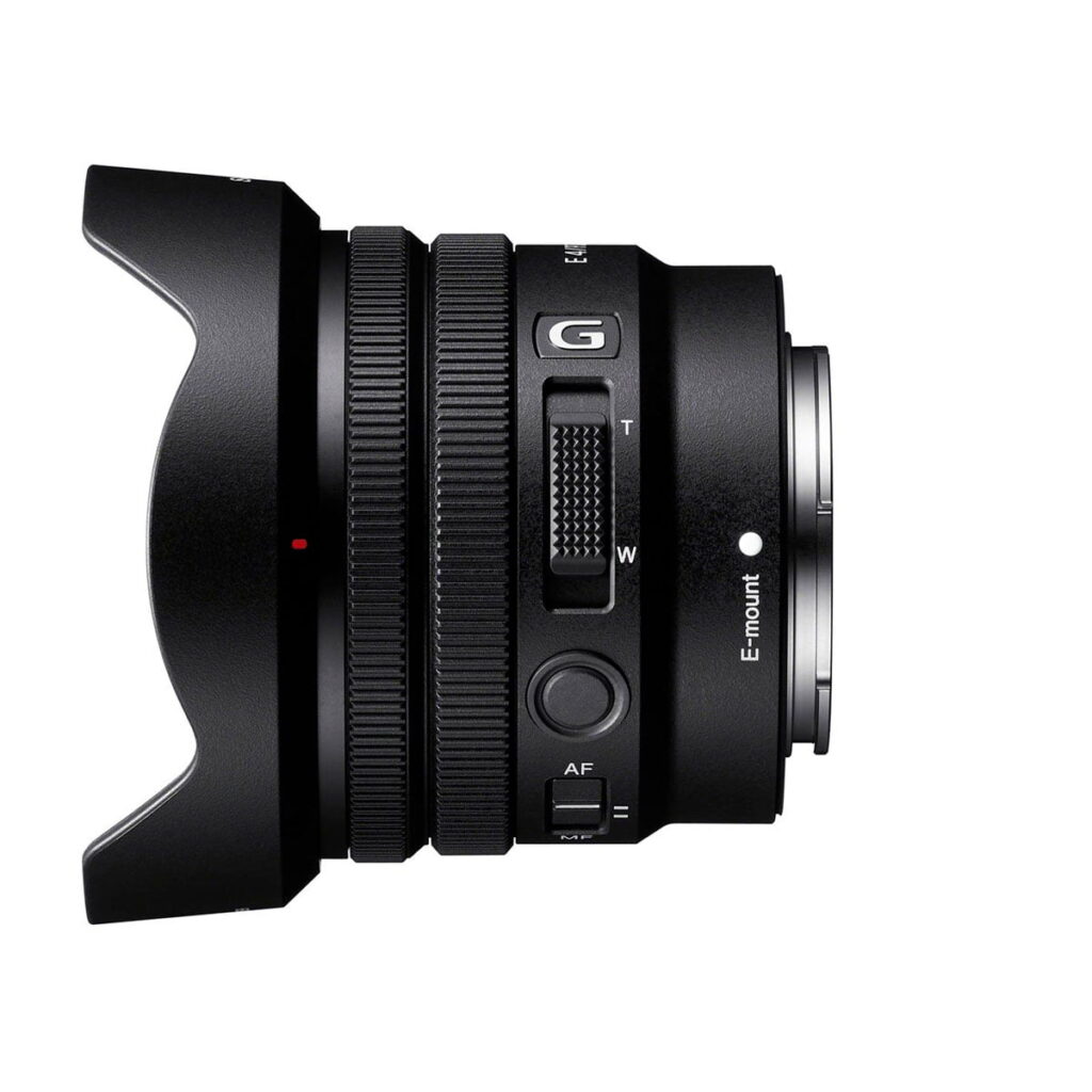 Sony-E-PZ-10-20mm-f4-G-3 Sony E PZ 10-20mm f/4 G -objektiivi näkyy vaakasuorassa valkoisella taustalla, ja siinä on musta vaihdettava objektiivi, jossa on terälehden muotoinen huppu, zoomaus- ja tarkennusrenkaat, kytkimet ja E-mount-merkintä.