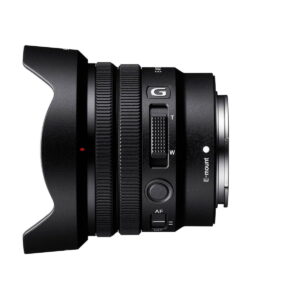 Sony-E-PZ-10-20mm-f4-G-3 Sony E PZ 10-20mm f/4 G -objektiivi näkyy vaakasuorassa valkoisella taustalla, ja siinä on musta vaihdettava objektiivi, jossa on terälehden muotoinen huppu, zoomaus- ja tarkennusrenkaat, kytkimet ja E-mount-merkintä.