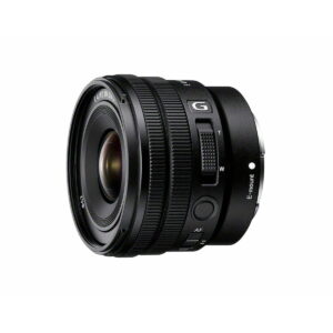 Sony-E-PZ-10-20mm-f4-G Musta Sony E PZ 10-20mm f/4 G -objektiivi, jossa on zoomaus- ja tarkennusrenkaat ja jossa on merkinnät G ja E-mount, näkyy valkoista taustaa vasten. Objektiivissa on erilaisia säätimiä ja merkintöjä.