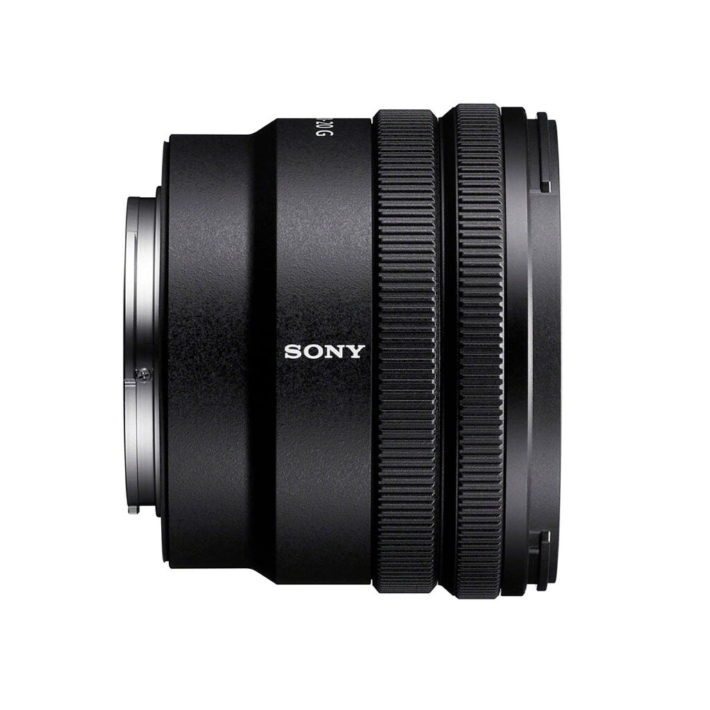 Sony-E-PZ-10-20mm-f4-G-6 Musta Sony E PZ 10-20mm f/4 G -objektiivi näkyy sivulta valkoisella taustalla, ja siinä on kuvioitu tarkennusrengas, näkyvä Sony-brändi ja metallinen takakiinnitys.