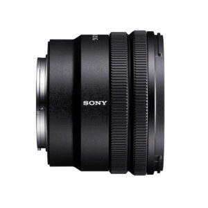 Sony-E-PZ-10-20mm-f4-G-6 Musta Sony E PZ 10-20mm f/4 G -objektiivi näkyy sivulta valkoisella taustalla, ja siinä on kuvioitu tarkennusrengas, näkyvä Sony-brändi ja metallinen takakiinnitys.