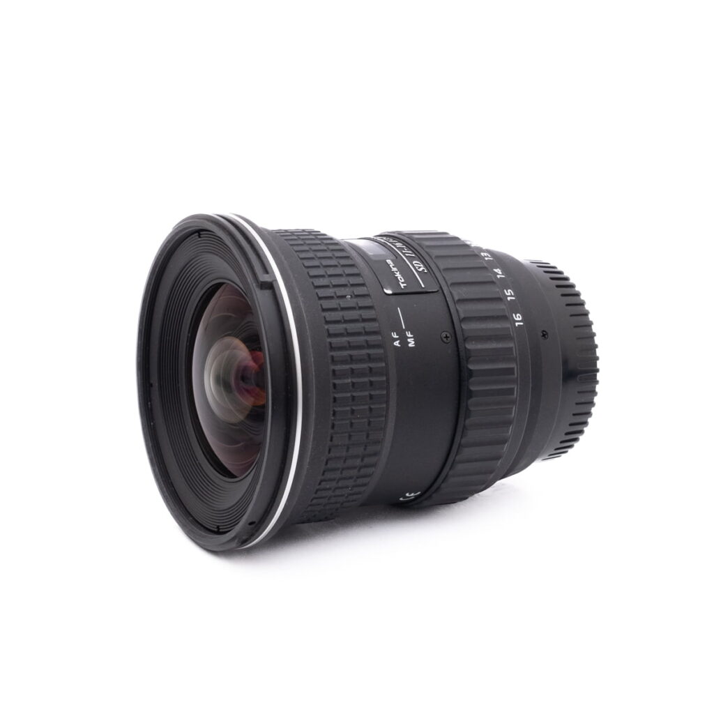 Nikon AF-S Nikkor 50mm f/1.8 G (Kunto K4.5) - Käytetty -objektiivissa, joka on kuvattu valkoisella taustalla, on suuri etulasi, kuvioitu tarkennusrengas ja selkeästi merkityt asetukset.