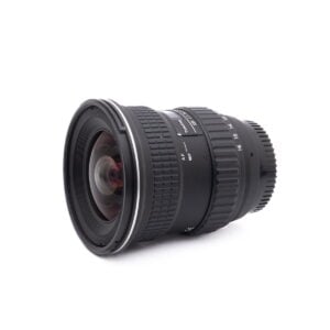 Nikon AF-S Nikkor 50mm f/1.8 G (Kunto K4.5) - Käytetty -objektiivissa, joka on kuvattu valkoisella taustalla, on suuri etulasi, kuvioitu tarkennusrengas ja selkeästi merkityt asetukset.