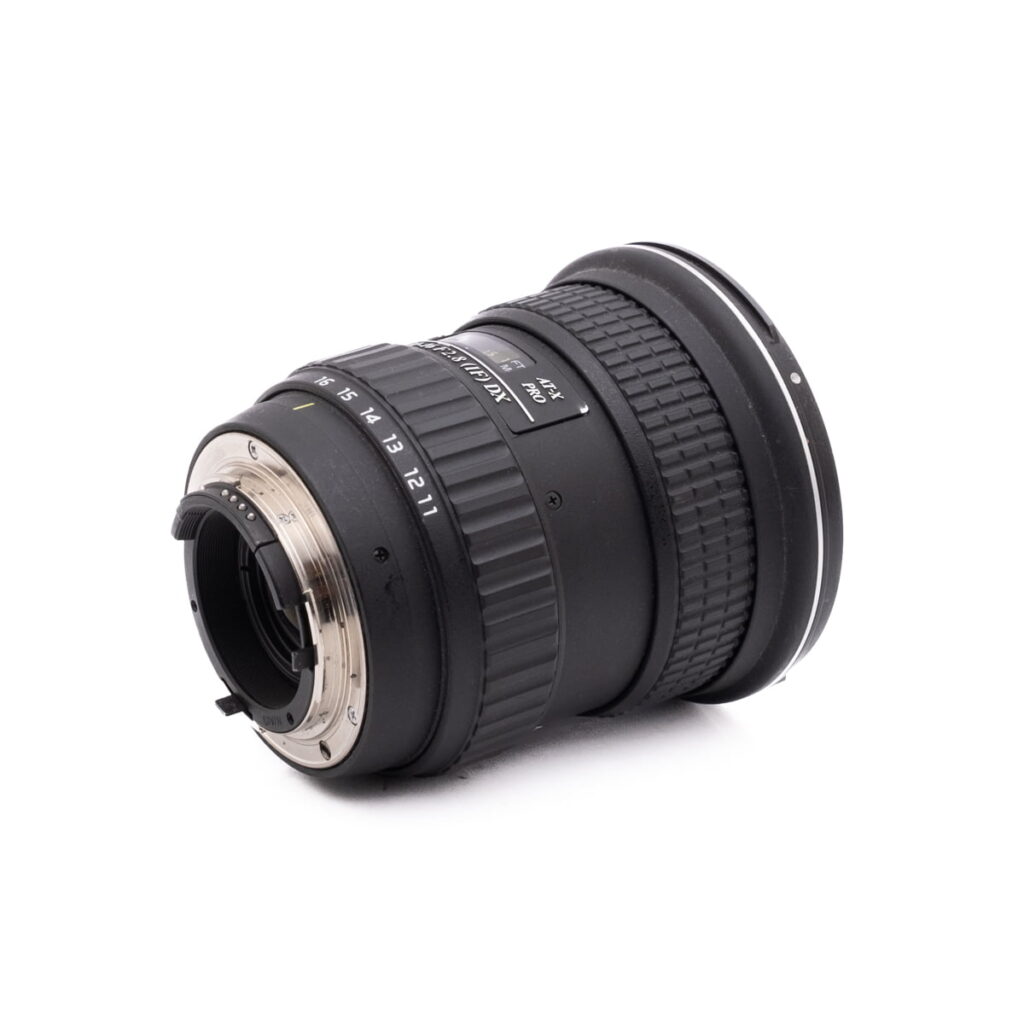 Nikon AF-S Nikkor 50mm f/1.8 G (Kunto K4.5) - Käytetty -objektiivin runko on musta, ja siinä on hopeinen kiinnitysrengas, tarkennus- ja zoomausrenkaat sekä näkyvät aukkomerkinnät valkoista taustaa vasten.