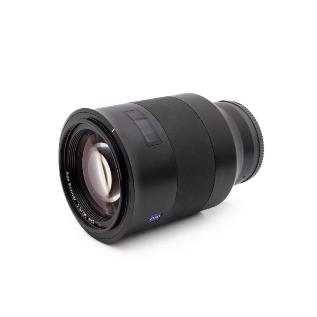 ZeissBatis 135mm f2.8 SonyE-2 Musta Nikon Nikkor Z DX 16-50mm f/3.5-6.3 VR -objektiivi, käytetty, kompakti muotoilu, lepää kyljellään valkoista taustaa vasten.