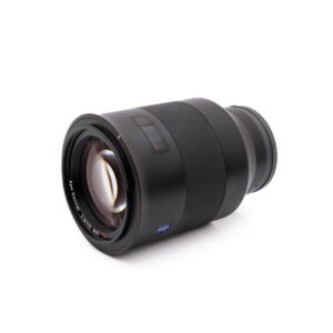 ZeissBatis 135mm f2.8 SonyE-2 Musta Nikon Nikkor Z DX 16-50mm f/3.5-6.3 VR -objektiivi, käytetty, kompakti muotoilu, lepää kyljellään valkoista taustaa vasten.
