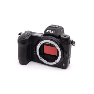 Käytetty Nikon Z7 II (SC 8500, Takuu 12kk) -kamerarunko ilman objektiivia, jossa näkyy valotettu punainen kuvakenno ja painikkeet valkoista taustaa vasten.