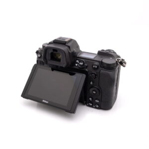 Nikon Z7 II (SC 8500, Takuu 12kk) - Käytetty digikamera mustana, takaosan nestekidenäyttö käännettynä ulospäin ohjauspainikkeiden ja valintakiekkojen näyttämiseksi, kuvattu valkoisella pohjalla.